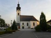 Blick zur Kath. Pfarrkirche hll. Petrus und Paulus in Viehdorf