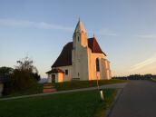 Blick zur Kath. Filialkirche hl. Nikolaus in Holzern (auch Rosskircherl genannt)