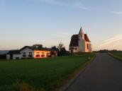  nochmals der Blick zur Nikolokirche in Holzern 