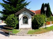 Blick zum Gruber-Marterl an der Sportplatzstrae in Ornding