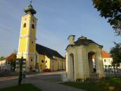 Blick zur Kath. Pfarrkirche hll. Peter und Paul und zur Kapelle hl. Johannes Nepomuk in Hadersdorf am Kamp