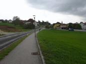 Blick auf die Wanderstrecke am Ortsbeginn von Biberbach