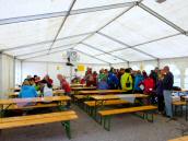  Wanderer und Marathonis im Zielraum 