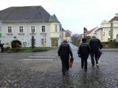 Wanderer bei der Rathausstrae mit dem Heimatmuseum 