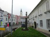 Blick ber die Rathausstrae mit dem Pranger zur Pfarrkirche