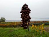 die monumentalen Skulptur "ohne Titel 2005" von Heimo Zobernig , das imposante Eisenkugelobjekt hat eine Hhe von sieben Meter