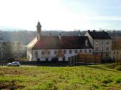 Blick zum Ehem. Herren- oder Sondersiechenhaus samt Dreifaltigkeitskapelle