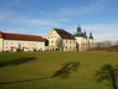 der schne Blick zum Pfarrhof samt Wirtschaftsgebude und Wallfahrtskiche Christkindl