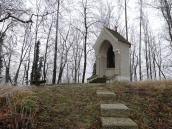 Blick zur Kapelle Lourdes-Grotte auf dem Hgel der ehemaligen Burg  Volkersdorf  (Volckenstorff)