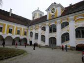  Blick zum barocken Stiegenhaus im Schloss Tillysburg 