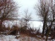  der Blick auf den zugefroreren Ratzersdorfer See 