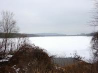  der schne Blick auf die Eisflche des Ratzersdorfer See 