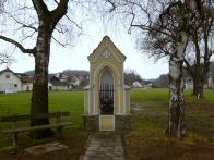 Blick zur Aichberger Kapelle an der Straenkreuzung in Triesenegg 