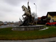 Blick zum sehr schn gestaltenen Kreisverkehr mit der Statue des Hl. Georgs