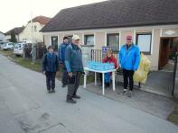 Marathonis bei der gratis Wasserabgabe in Bisamberg 