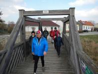 Marathonis auf der "Schwester Helga-Brcke" ber den Seegraben  
