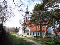  Blick zur Kath. Pfarrkirche hl. Katharina in Langenzersdorf 