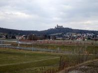  Fernblick nach Leobendorf und zur Burg Kreuzenstein 