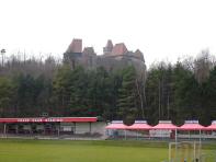  Fernblick ber den Sportplatz zur Burg Kreuzenstein 