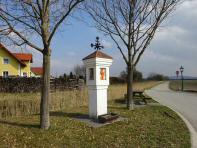  Blick zum schnen Markus-Kreuz  in Leobendorf 