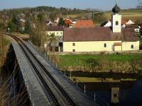 Blick zur Bahnbrcke der Kamptalbahn und zur Kath. Pfarrkirche hl. Nikolaus in Plank am Kamp 