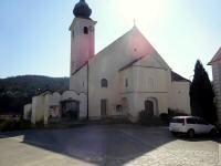 Blick zur Kath. Pfarrkirche hl. Johannes der Tufer in Stiefern 