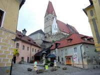 Blick zur mchtigen gotischen Wehrkirche von Weienkirchen in der Wachau