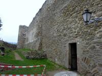  Blick zur wehrhaften Mauer der Kirchenbefestigung 