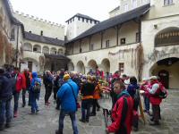  Wanderer im Innenhof des Teisenhoferhofs 