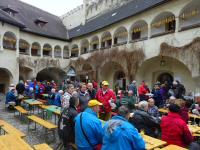  Wanderer im Innenhof des Teisenhoferhofs 