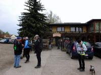 Marathonis warten vor dem Heurigenlokal auf den Abmarsch 