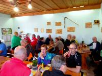 Marathonis bei der Mittagsrast im Heurigenlokal Vittek in Rafing 