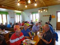 Marathonis bei der Mittagsrast im Heurigenlokal Vittek in Rafing 