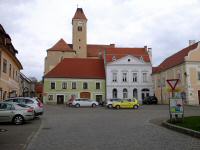 Blick ber den Hauptplatz von Pulkau im Hintergrund die Hl.Blutkirche 