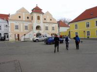  Blick zum Rathaus am Hauptplatz von Pulkau 