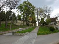 Blick zur Auffahrt zur katholischen Pfarrkirche St. Michael und zum Friedhof 