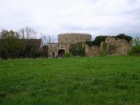 Blick zu der Burg Schrattenthal mit dem Hungerturm auch Hussiten-Turm genannt 