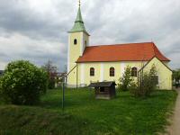 Blick zur dem hl. Wolfgang und dem hl. Alban geweihten Filialkirche in Pillersdorf 