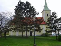 Blick zur dem hl. Wolfgang und dem hl. Alban geweihten Filialkirche in Pillersdorf 