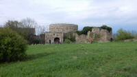  Blick zu der Burg Schrattenthal mit dem Hungerturm 