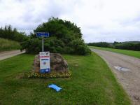 Blick auf die Wanderstrecke mit Infotafel fr die Richtung 