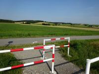  Blick auf die Wanderstrecke beim Bahnbergang 