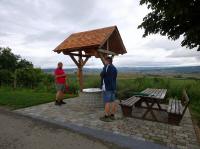  bekannte Wanderer beim Getrnkebrunnen 