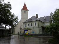 Blick zur Kath. Pfarrkirche hl. Petronilla mit der Volksschule 