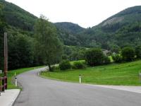  Wanderroute auf der Strae beim Weiler Pernsoll 