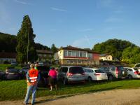 Blick vom Parkplatz zum Gebude mit dem Start-/Zielraum 