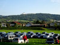  Blick ber den Parkplatz nach Maria Taferl 