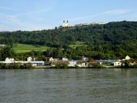 Fernblick ber die Donau nach Krummnubaum an der Donauuferbahn und weiter nach Maria Taferl