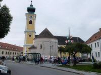 Blick zur Kath. Pfarrkirche hll. Peter und Paul mit Karner in Hadersdorf am Kamp