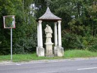 Blick zum Figurenbildstock hl. Johannes Nepomuk am Ortsanfang/Ortsende 